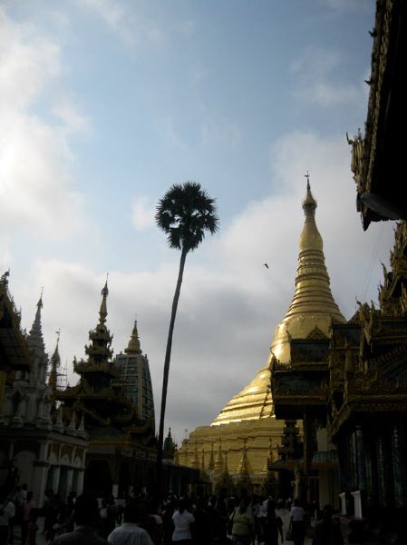 shwedagon.east.entrance.jpg